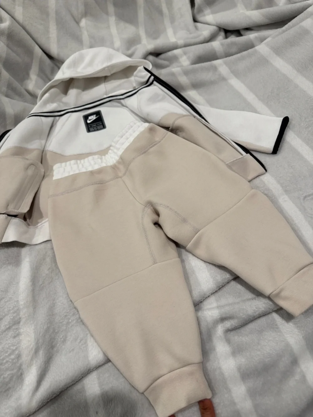 Nike Beige and White Toddlers' Hoodie & Joggers Set 2-3 yrs - Picture 4 of 7